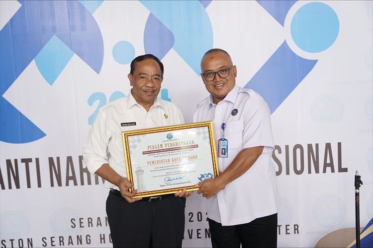 Sekretaris Daerah (Sekda) Kota Cilegon Maman Mauludin saat menerima penghargaan P4GN dari BNN. 