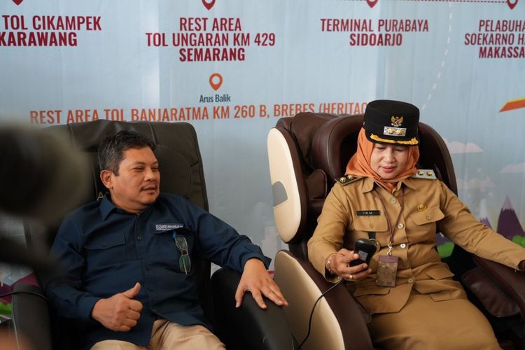 Direktur Utama BPJS Kesehatan Ali Ghufron Mukti merasakan kursi pijat di Posko Mudik BPJS Kesehatan, Jakarta, Selasa (18/4/2023).