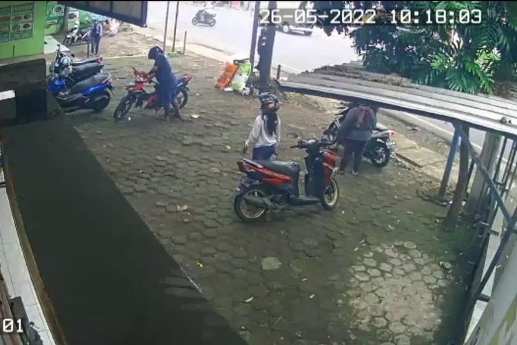 Potongan gambar CCTV di Jojoba Pet Center, Jatinangor, Sumedang, sesaat sebelum pencuarian terjadi. 