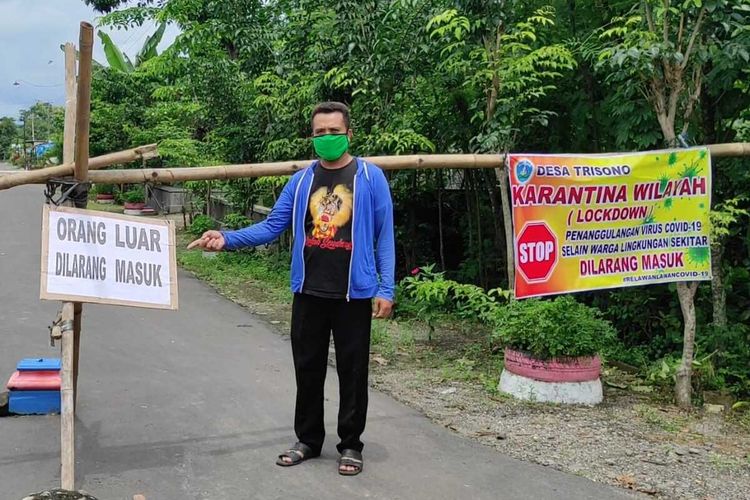 DITUTUP--Pintu keluar masuk salah satu dusun di Desa Trisono, Kecamatan Babadan, Kabupaten Ponorogo, Jawa Timur setelah salah satu warganya meninggal terpapar corona.