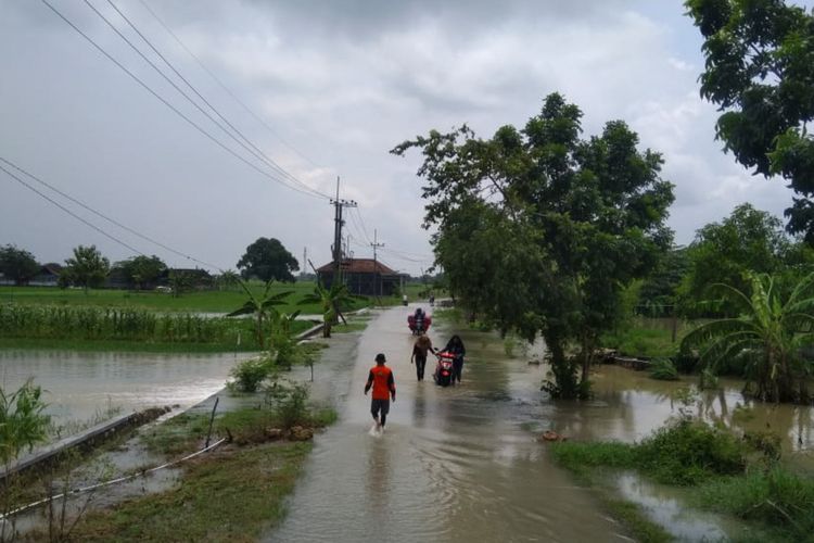 Air luapan Kali Lamong kembali merendam sejumlah fasilitas umum dan perumahan warga di tiga kecamatan di Gresik, Rabu (26/2/2020).