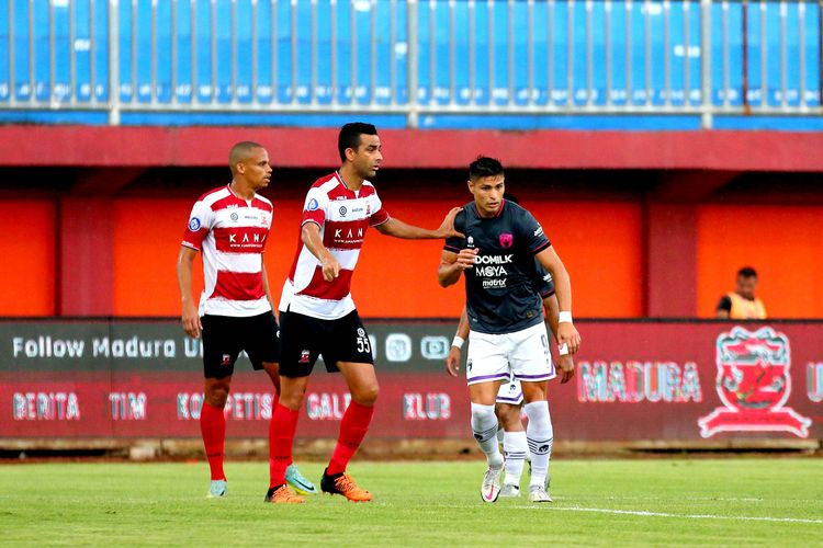 Pemain Madura United Otavio Dutra manjava pemain Persita Tangerang Ramiro Fergonzi saat pertandingan pekan ke-25 Liga 1 2022-2023 di Stadion Gelora Ratu Pamelingan Pamekasan, Rabu (15/2/2023) sore. Artikel ini berisi klaseemen Liga 1.