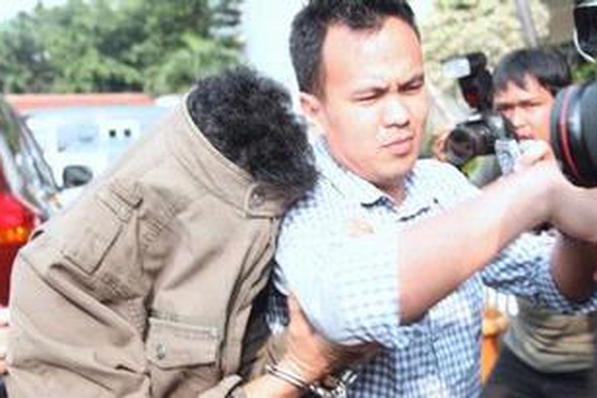 Polisi menggiring FR tersangka pembacok siswa SMAN 6, Alawi Yusianto Putra, sesampainya di Polres Jakarta Selatan, Kamis (27/9/2012). FR ditangkap oleh polisi pada Rabu (26/9/2012) di kawasan Condong Catur, Yogyakarta.   