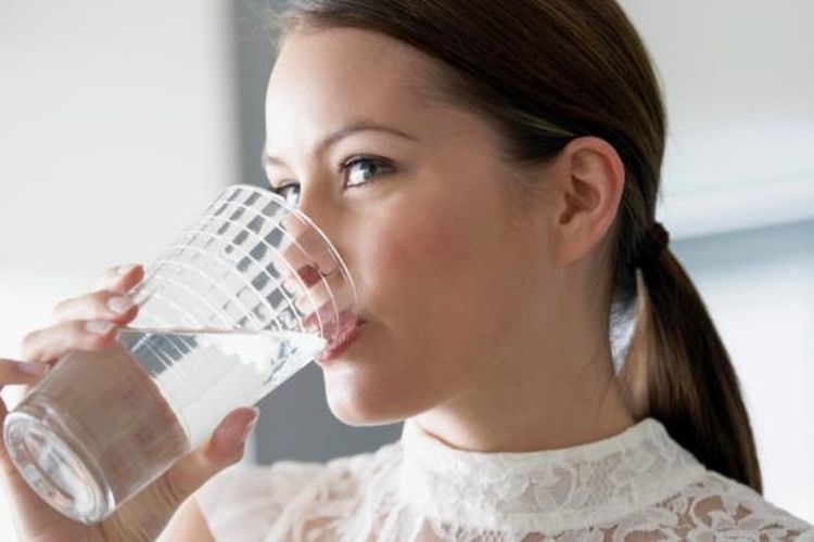 12 Akibat Kurang Minum Air Putih yang Tak Boleh Disepelekan Halaman all -  Kompas.com