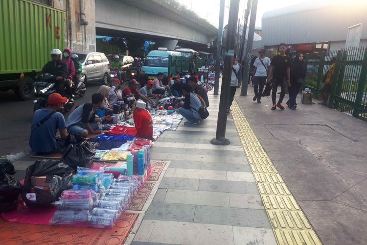 Pengamatan Kompas.com pada Senin (7/1/2019), pedagang kembali mengokupasi trotoar di Jalan Jatibaru Bengkel tepatnya samping Stasiun Tanah Abang. 