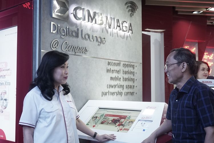 Direktur Consumer Banking CIMB Niaga Lani Darmawan dan Rektor ITB Prof. Kadarsah Suryadi saat meresmikan Digital Lounge kampus ITB, Senin (16/9/2019).