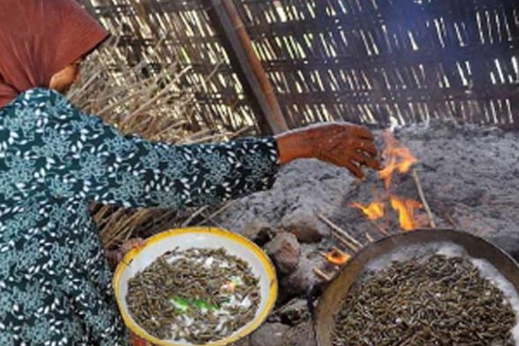 Lorjuk direbus diatas kuali ukuran sedang dan menggunakan nyala api dari kayu bakar. Setelah dikeringkan lorjuk dibuat beragam olahan makanan, sedangkan air rebusan dibuat menjadi petis.