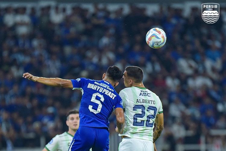 Alberto Rodriguez bek Persib melakukan duel udara melawan pemain PSIS Wahyu Prasetyo dalam laga pekan kesembilan Liga 1 2023-2024, Minggu (20/8/2023) di Stadion Jatidiri Semarang.
