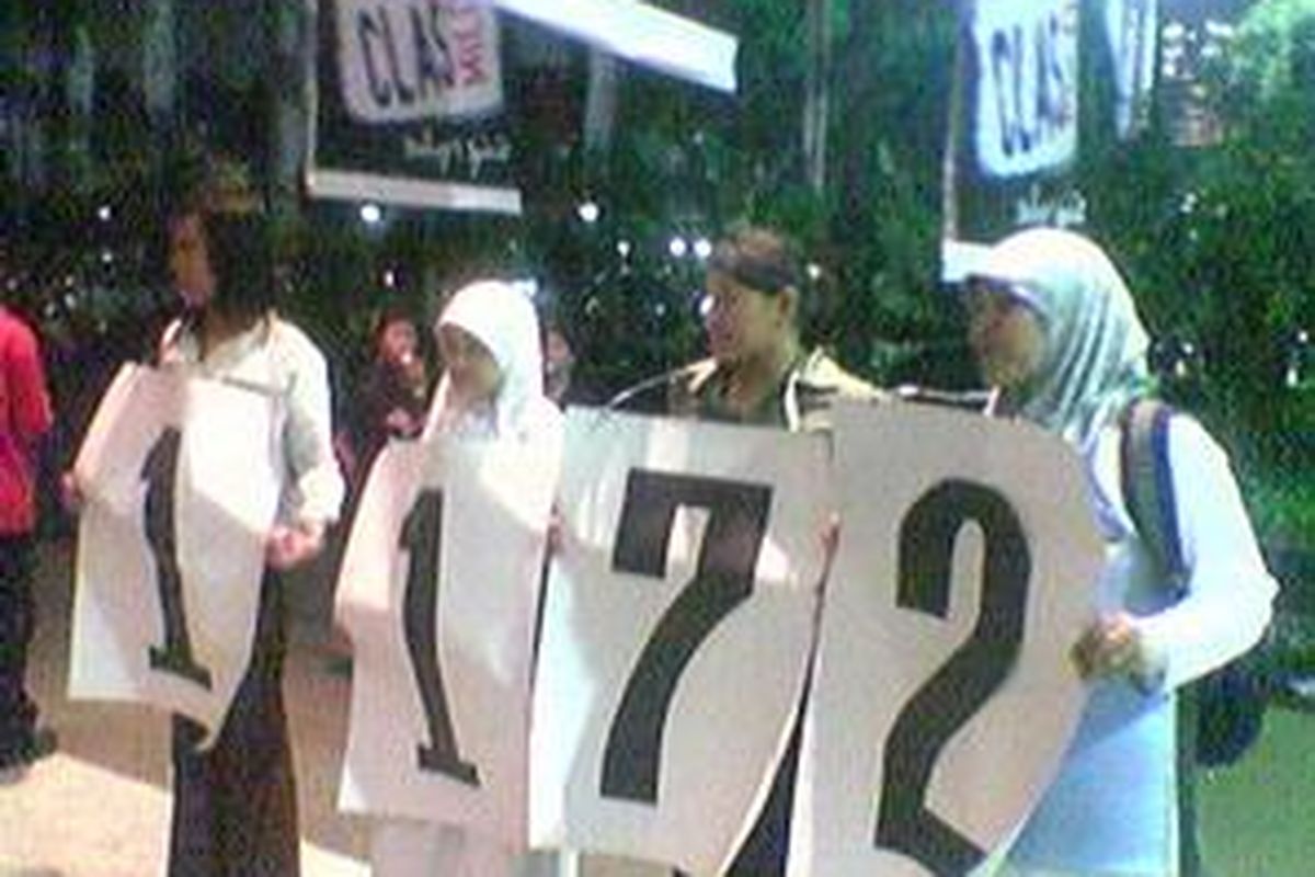 Sejumlah aktivis menggelar aksi demo di konser Rossa yang bertema, Konser Persembahan Cinta, Rabu (26/11) malam di Jakarta Convention Center. Mereka mengkritik keterlibatan industri rokok dalam konser tersebut. 