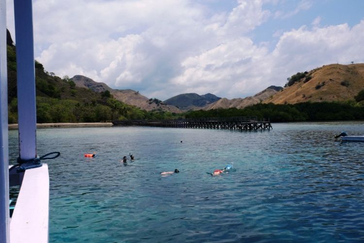 Wisatawan snorkeling di spot Pulau Manjerite, di kawasan TN Komodo, salah satu tempat wisata Labuan Bajo yang bisa didatangi.