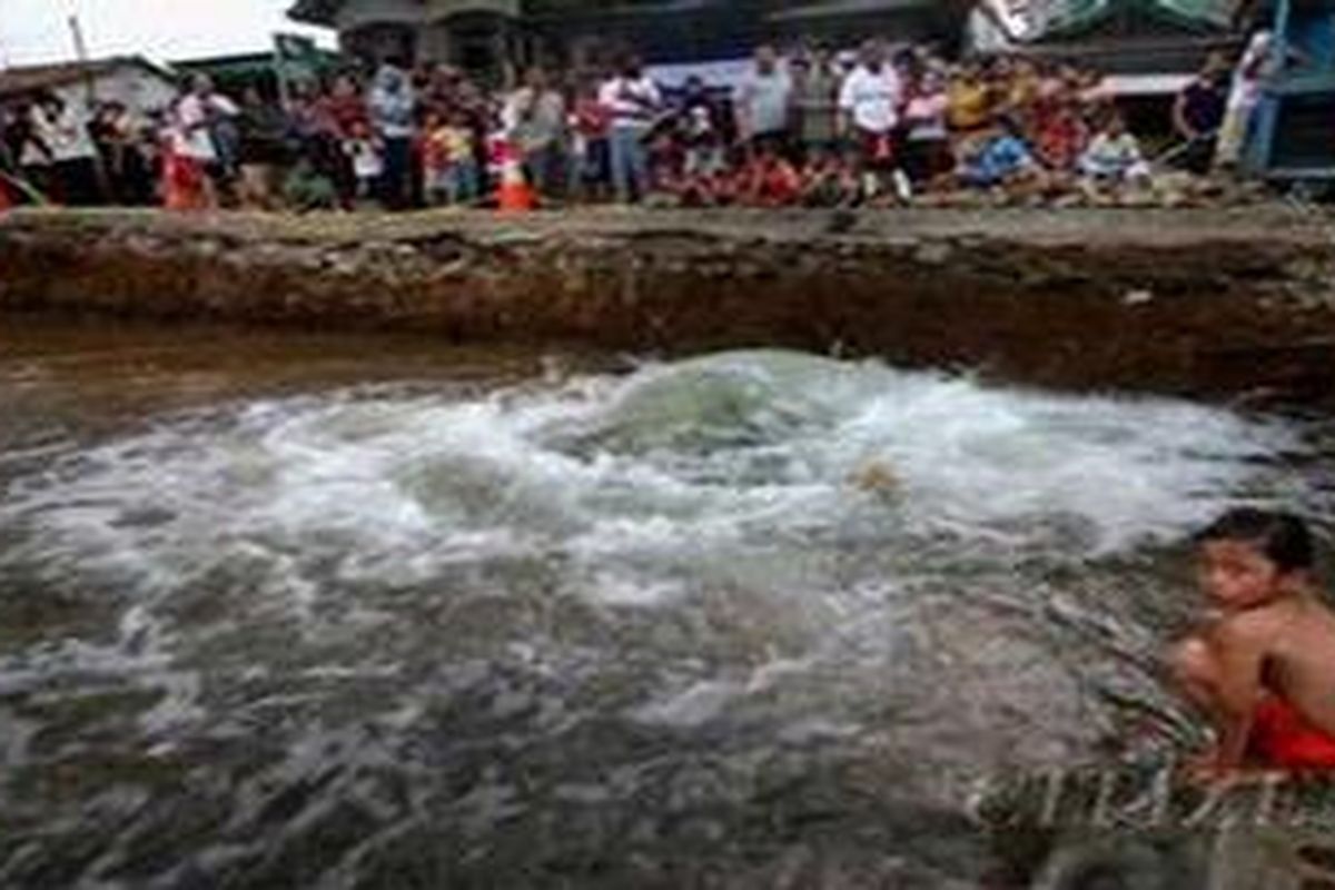 Ilustrasi. Pipa primer PAM yang bocor 