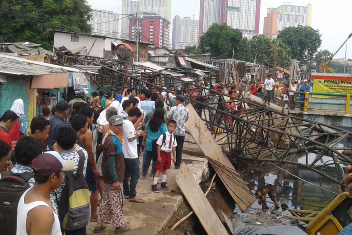 Crane menimpa rumah warga di Kebon Kosong, Kemayoran, Jakarta Pusat, Kamis (6/12/2018).