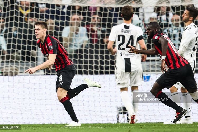 Krzysztof Piatek merayakan golnya pada pertandingan Juventus vs AC Milan di Stadion Allianz dalam lanjutan Liga Italia, 6 April 2019. 
