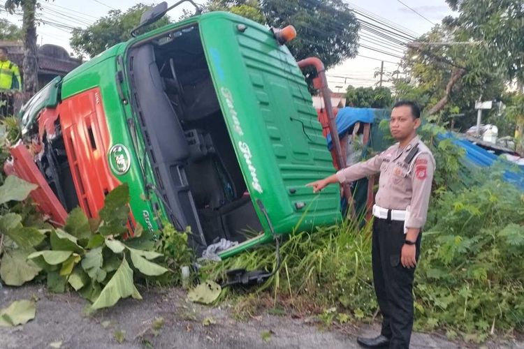 Truk traktor head terguling di jalan KH Ahmad Dahlan, kapanewon Wates, kabupaten Kulon Progo, Daerah Istimewa Yogyakarta.