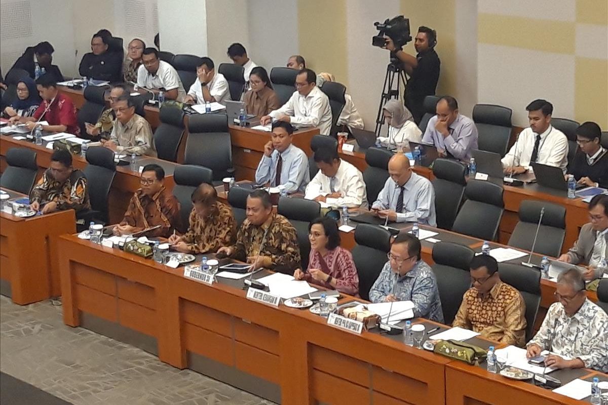 Gubernur BI Perry Warjiyo, Menteri Keuangan Sri Mulyani Indrawati, Menteri PPN/Kepala Bappenas Bambang Brodjonegoro  ketika melakukan rapat kerja pengesahan postur RAPBN 2020 di Jakarta, Senin (8/7/2019).