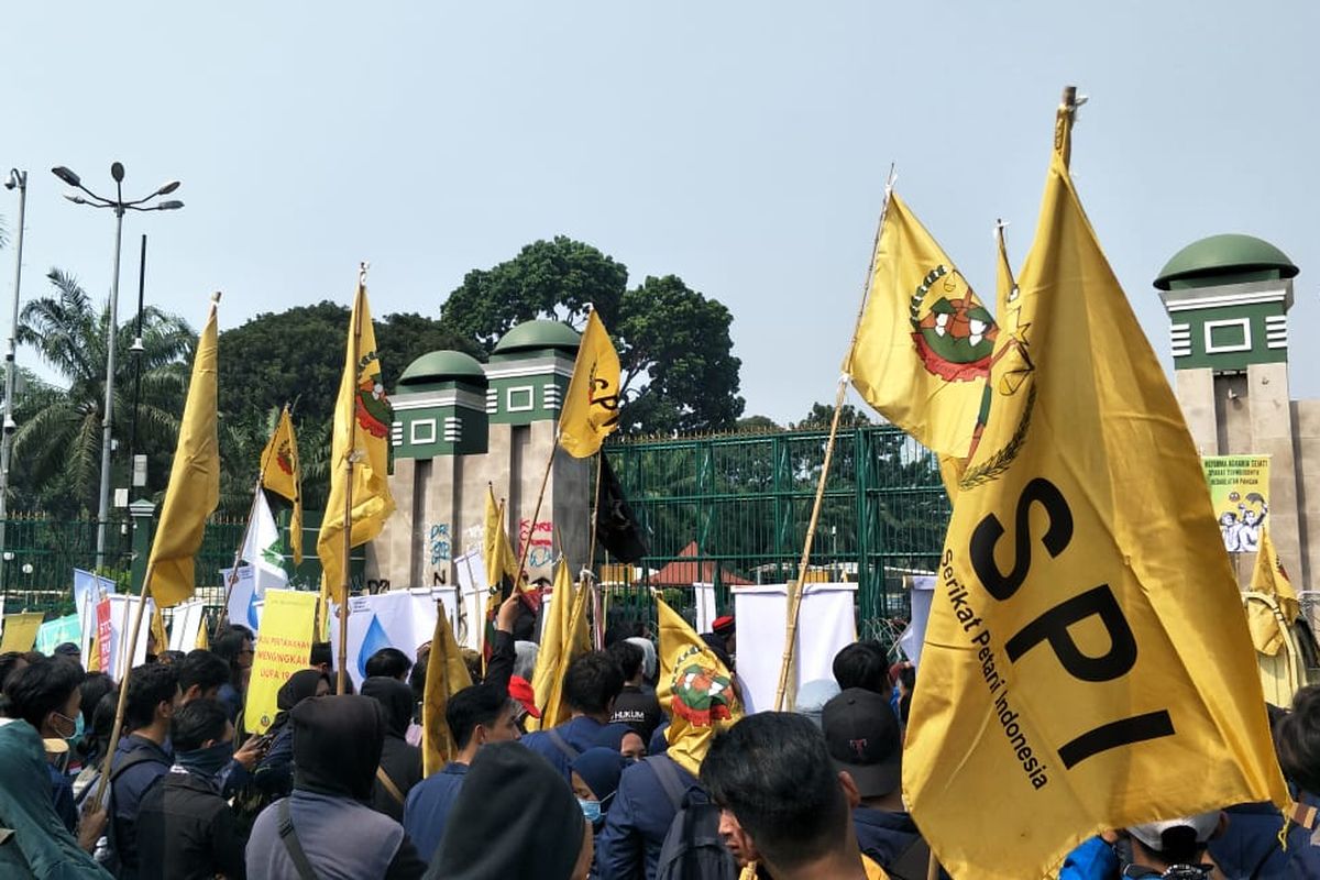 Massa aksi SPI ikut ramaikan DPR RI, Jakan Gatot Subroto, Jakarta Pusat, Selasa (24/9/2019).