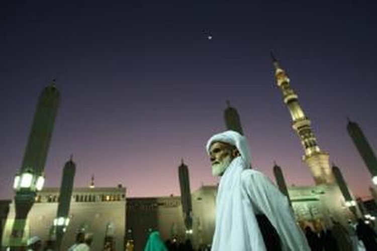 Peziarah tengah melewati bangunan Masjid Nabawi, Madinah.