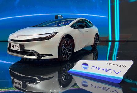 Mobil Hybrid Ikonik Toyota Prius HEV dan Prius PHEV meluncur di GIIAS 2024.