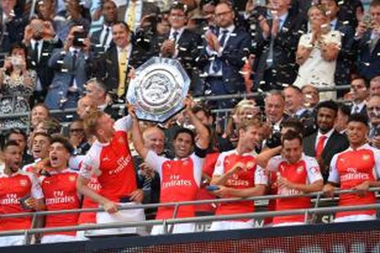 Para pemain Arsenal saat mengangkat trofi Community Shield 2015 seusai menaklukkan Chelsea 1-0 di Stadion Wembley, Minggu (2/8/2015). 