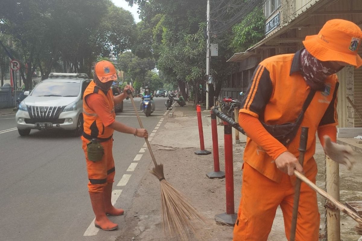 Seperti Rezky Maulida (38), seorang petugas PPSU Kelurahan Ragunan menceritakan soal pengalaman yang kerap kali menemukan orang membuang sampah sembarangan. Rezky ditemui di kawasan Ampera, Pasar Minggu, Jakarta Selatan, Selasa (29/11/2022).