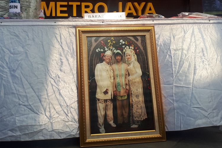 Foto keluarga Aulia Kesuma (AK) dan suaminya Edi Chandra Purnama alias Pupung Sadili (54) dan anak tirinya, M Adi Pradana alias Dana (23). Foto diambil di Polda Metro Jaya, Jakarta Selatan, Senin (2/9/2019).