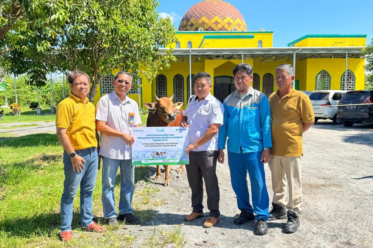 Penyerahan bantuan hewan kurban Idul Adha 2025 oleh TPK Bagendang Bumiharjo.