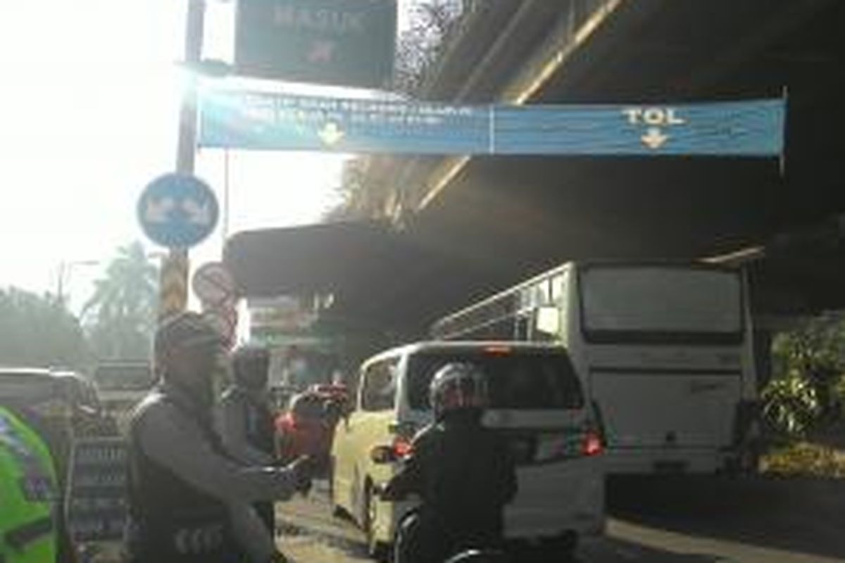 Suku Dinas Perhubungan Jakarta Selatan memperbolehkan mobil pribadi maupun sepeda motor untuk memasuki tol Jakarta outer ring road (JORR) gratis hingga Desember 2015 mendatang setiap hari kerja pukul 06.00-09.00 WIB.