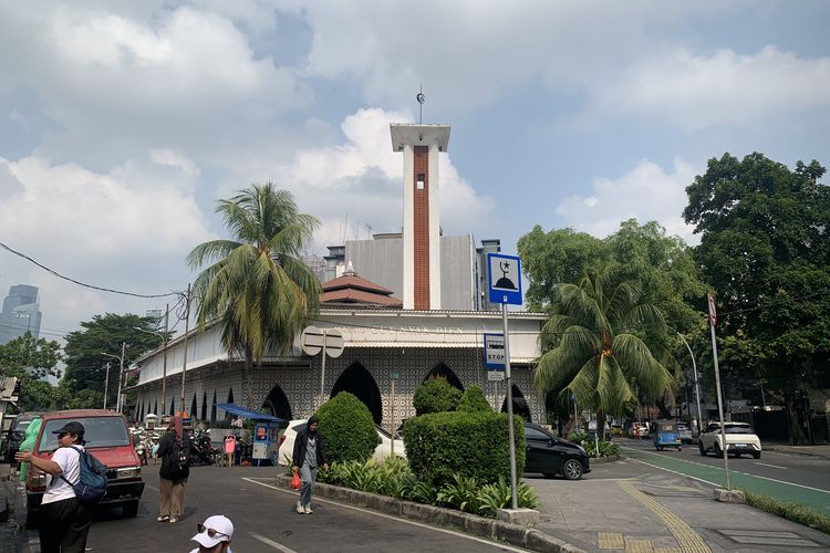 Setelah Masjid Cut Meutia, ada juga Masjid Cut Nyak Dien yang menjadi titik pemberhentian dalam walking tour kali ini, Sabtu (18/4/2026). Bangunan masjid ini terbilang sudah tua dan beberapa kali dilakukan renovasi untuk menjaga kondisi, serta mempertahankan fungsinya sebagai tempat ibadah hingga saat ini. 