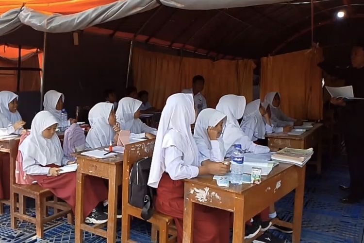 Siswa SDN Tamberu 2 di Desa Tamberu Kecamatan Batumarmar Kabupaten Pamekasan masih bertahan di tenda darurat, Jumat (14/11/2025)