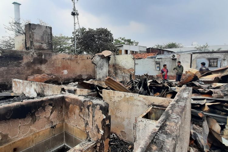 Ratusan jiwa kehilangan rumah tinggal akibat kebakaran di di Jalan Swadaya PLN, RT 013 RW 002 Kelurahan Jatinegara, Kecamatan Cakung, Jakarta Timur, Senin (29/8/2022).