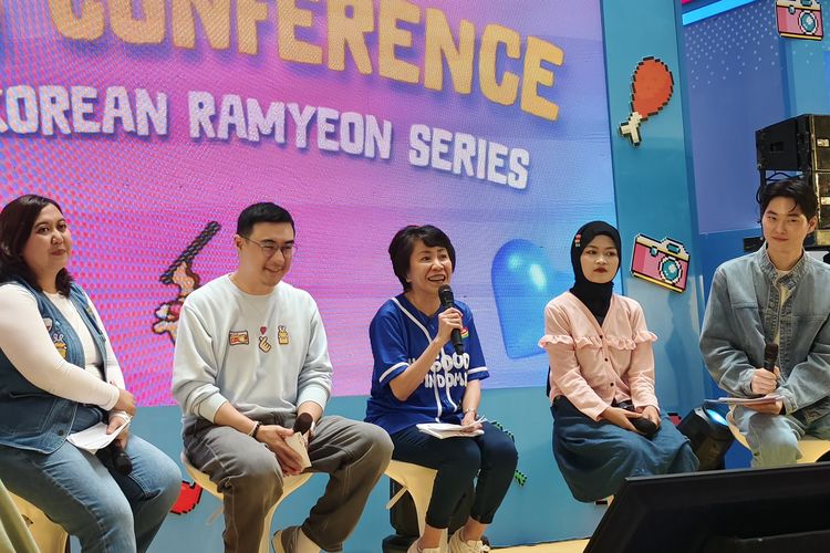 General Manager Marketing Noodle Division PT Indofood CBP Sukses Makmur (ICBP) Julia Atman, during the Indomie Korean Ramyeon Series press conference at the Main Atrium, Gandaria City, South Jakarta, Thursday (31/10/2024). 