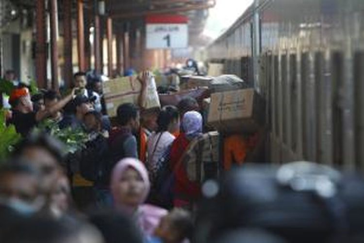 Calon penumpang masuk ke dalam kereta api di Stasiun Pasar Senen, Jakarta, Senin (13/7/2015). PT KAI mempersiapkan sekitar 370 rangkaian kereta untuk mengakomodasi 96.000 pemudik tiap harinya selama arus mudik Lebaran Idul Fitri tahun ini.