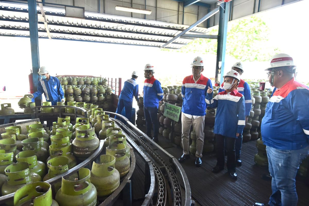 Direktur Utama PT Pertamina (Persero) Nicke Widyawati meninjau pasokan dan distribusi elpiji 3 kg di wilayah Bali pada Minggu (30/7/2023). 