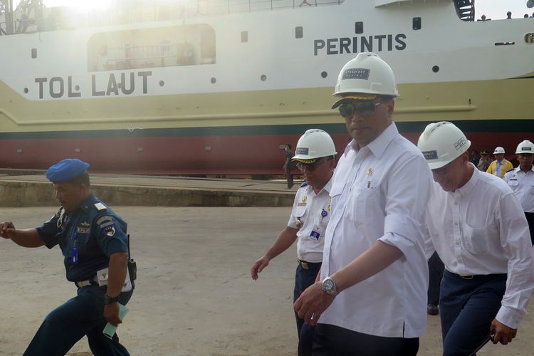 Menteri Perhubungan Budi Karya Sumadi saat melakukan peninjauan pengerjaan kapal perintis tol laut di galangan milik PT Stadefast Marine, Pontianak, Kalimantan Barat (23/2/2018)