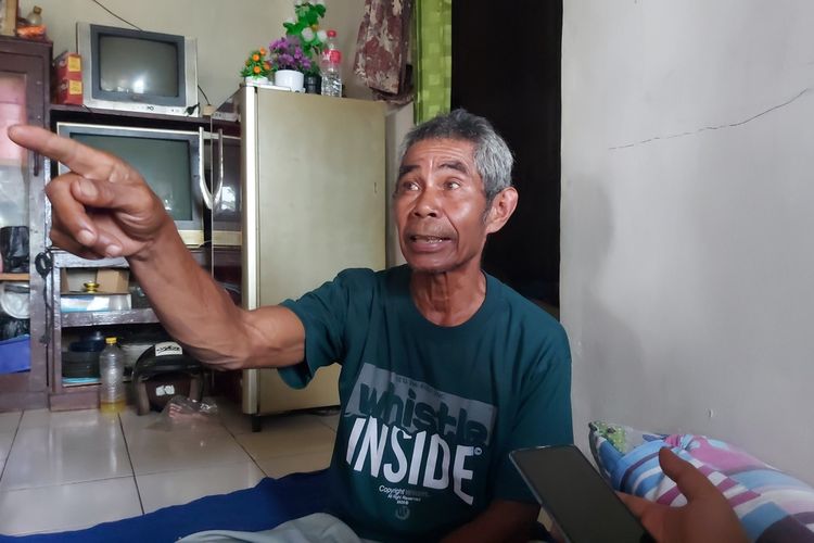 Ujang Mimin (65), ayah korban pembunuhan sadis di Padalarang, Bandung Barat.