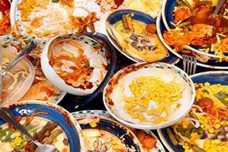 Segera habiskan makanan yang mudah basi atau bagikanlah kepada rekan kantor atau tetangga. Pastikan tak ada lagi makanan di lemari es karena Anda harus meninggalkan lemari es dalam keadaan mati.