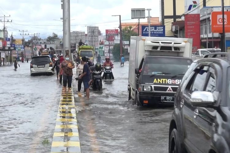 Banjir telah merendam Kabupaten Sintang, Kalimantan Barat (Kalbar) selama dua pekan atau sejak Jumat 22 Oktober 2021.   Hingga kini, air belum menunjukan tanda-tanda akan surut. Bahkan, akses kendaraan, khususnya roda dua, di dalam kota nyaris lumpuh.