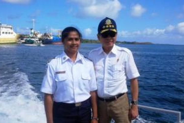 Menteri Perhubungan Ignasius Jonan bersama Kapten Kapal Sabuk Nusantara 34 Marta Lolonlun saat melakukan peninjauan Pelabuhan Kelas II Saumlaki, Maluku Tenggara Barat, dengan menggunakan parahu cepat, akhir pekan kemarin. 