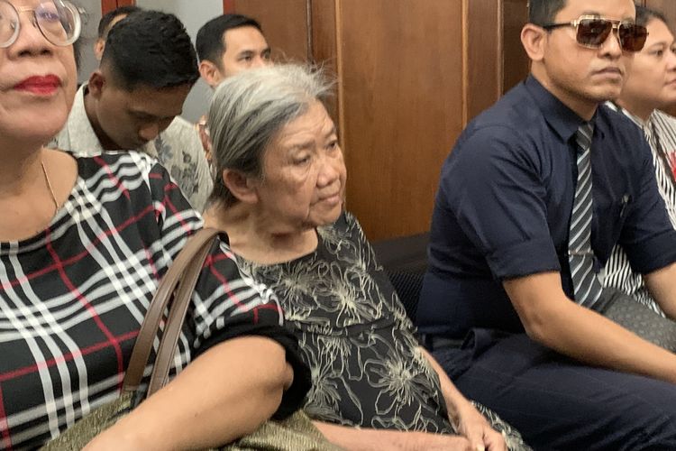 Video Pengusirannya Diputar di Sidang, Nenek Elina Menangis