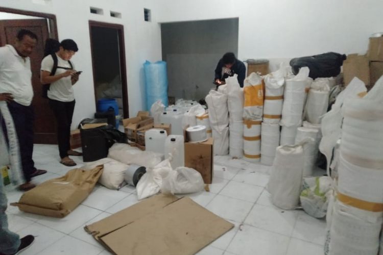 Satreskrim Polresta Bogor Kota menggerebek sebuah rumah yang dijadikan sebagai gudang penyimpanan obat-obatan terlarang di Kampung Cimanggu, Kedung Waringin, Kecamatan Tanah Sareal, Kota Bogor, Selasa (19/11/2019).