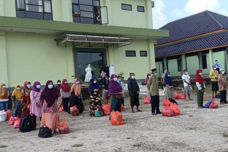DIPULANGKAN—Pasien covid-19 sembuh klaster hajatan berbaris siap dipulangkan setelah menjalani peratawan di RSUD Dolopo, Kabupaten Madiun, Jawa Timur, Rabu (23/6/2021) sore.