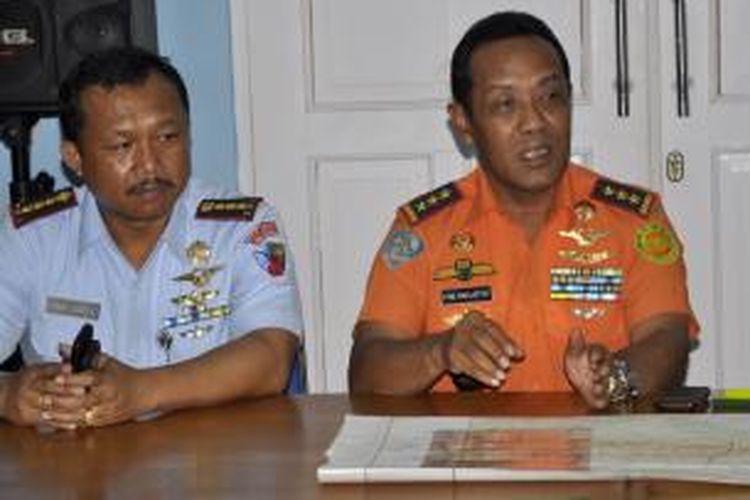 Kepala Basarnas, Marsekal Madya TNI Bambang Soelistyo memimpin langsung upaya pencarian pesawat Trigana Air PK-YRN di Base Ops Lanud Jayapura.