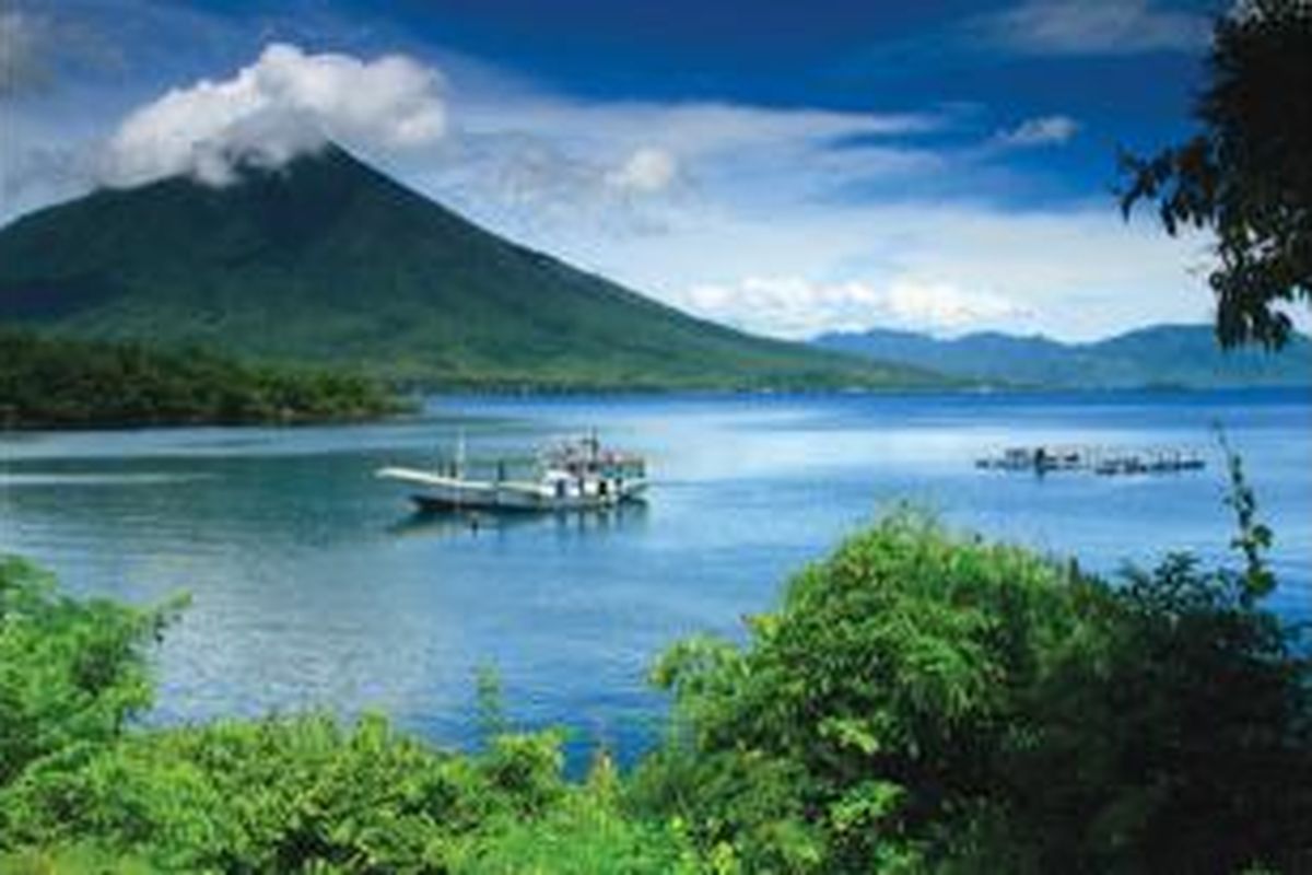 Teluk kecil dekat Larantuka tempat kapal-kapal nelayan melepas sauh.