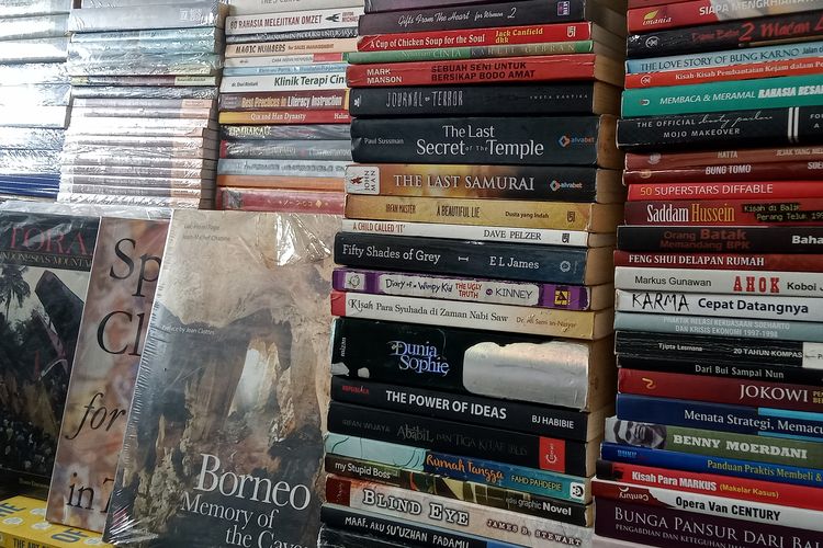 Melihat koleksi buku-buku di salah satu kios buku bekas di Pasar Kenari, Jakarta Pusat.