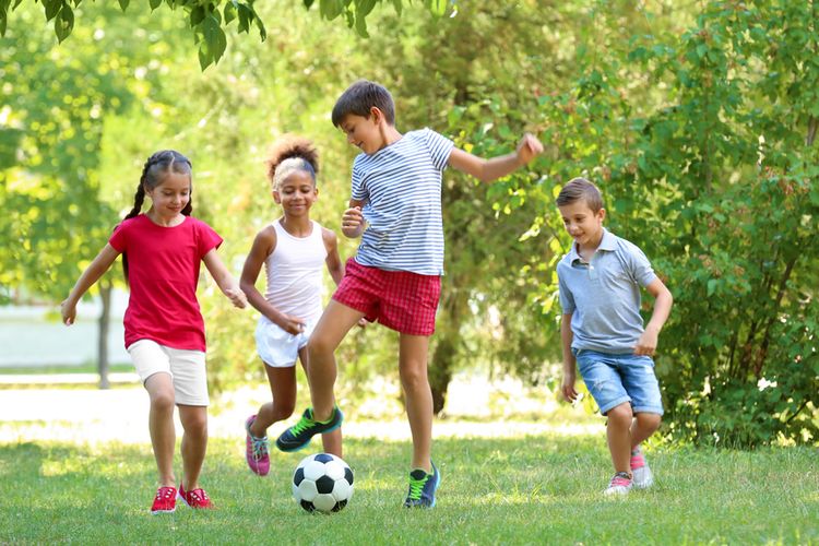 Sepak bola adalah salah satu jenis olahraga untuk anak  yang bisa dicoba.