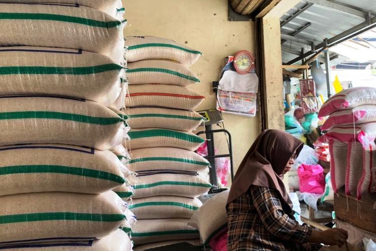 Seorang pedagang beras di oasar tradisional Cianjur, Jawa Barat tengah menunggu barang jualannya. Sebulan terakhir harga bahan utama kebutuhan pokok ini merangkak naik hingga Rp 14.000 per kg.