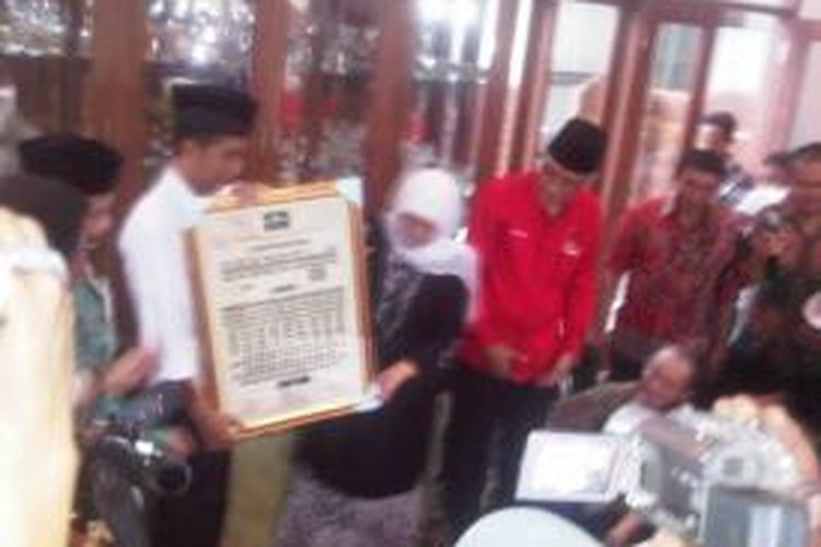 Khofifah memberi piagam silsilah keilmuan NU kepada Jokowi.