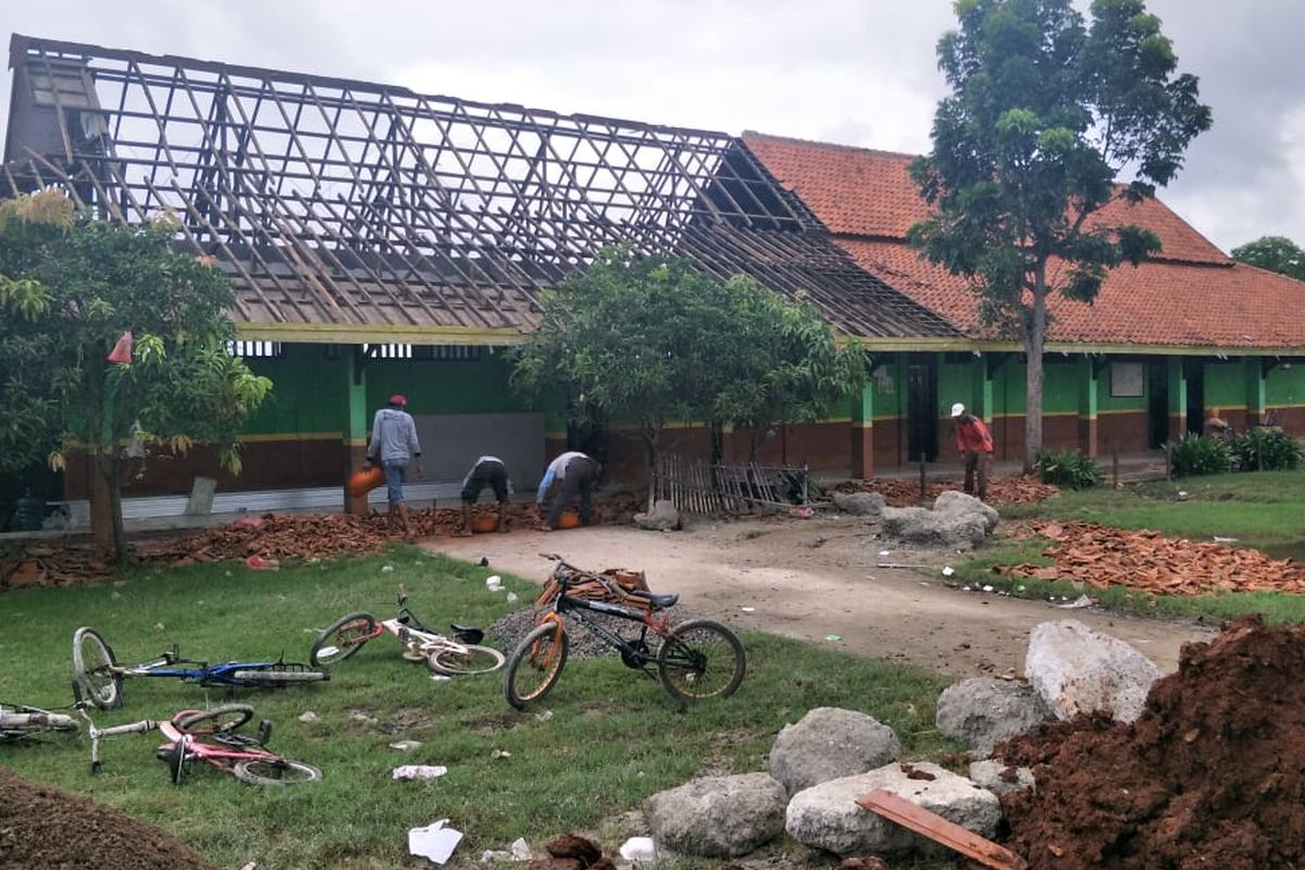 Sekolah SDN Samudrajaya mulai diperbaiki,  Kamis (6/2/2020).