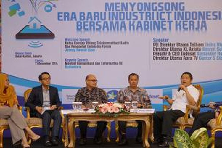 Menteri Komunikasi dan Informatika Rudiantara (memegang mikrofon) bersama para pelaku industri telekomunikasi Indonesia di forum diskusi Indotelko, Balai Kartini, Jakarta, (11/12/2014)