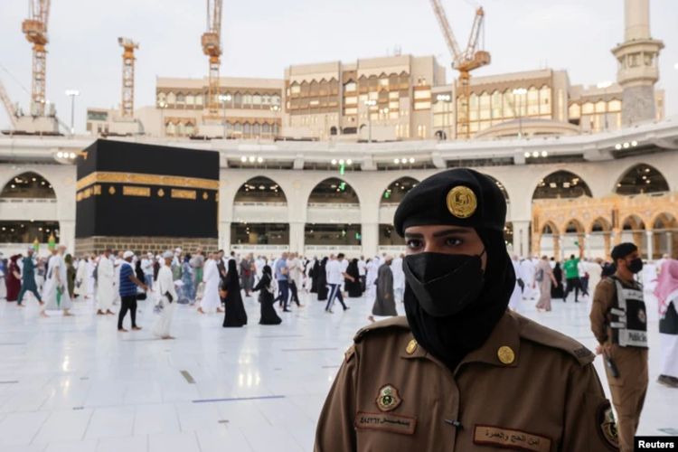 Seorang polisi perempuan Saudi berjaga-jaga saat jemaah haji melakukan Tawaf terakhir, di kota suci Mekkah, Arab Saudi, 20 Juli 2021. Kasus baru Covid-19 di Arab Saudi ditemukan terus meninkat belakangan ini.
